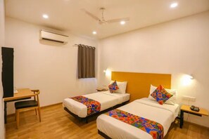 Shower, rainfall showerhead, free toiletries, towels - Fabhotel Happy Stay I (Noida)