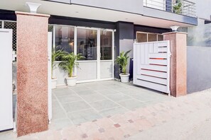 Property entrance - Fabhotel Cyberhub Suits (Gurugram)