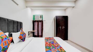 Egyptian cotton sheets, premium bedding, in-room safe, free WiFi