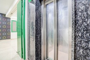 Elevator - Fabhotel Cyberhub Suits (Gurugram)