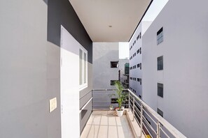 Lobby - FabHotel Cyberhub Suits - 700m from Galleria Market, DLF Galleria Rd Gurgaon (Gurugram)