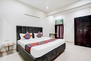 Egyptian cotton sheets, premium bedding, in-room safe, free WiFi - Fabhotel Cyberhub Suits (Gurugram)