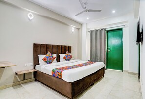 Egyptian cotton sheets, premium bedding, in-room safe, free WiFi - FabHotel Cyberhub Suits - 700m from Galleria Market, DLF Galleria Rd Gurgaon (Gurugram)