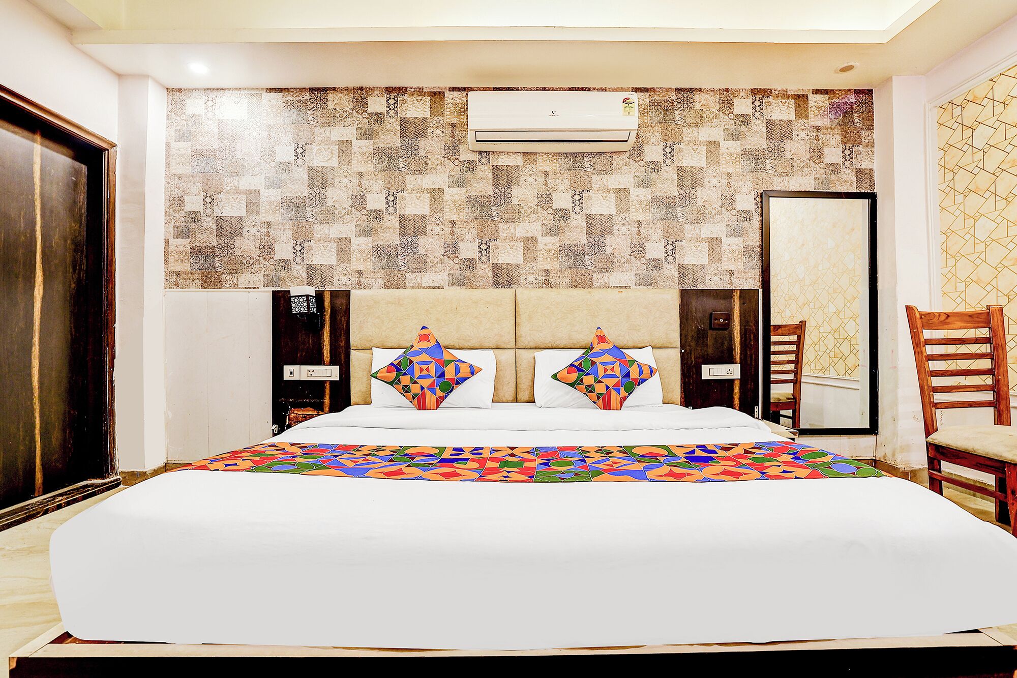 Egyptian cotton sheets, premium bedding, in-room safe, free WiFi