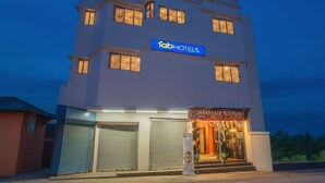 En byggnad med flera våningar, och en skylt med texten ”fabHOTELS”.