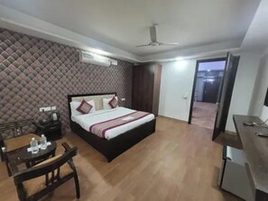 Egyptian cotton sheets, premium bedding, in-room safe, free WiFi - Fabhotel Delight Suites (Gurugram)