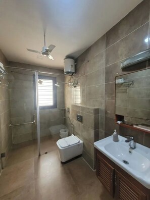 Deluxe Room | Bathroom | Shower, rainfall showerhead, free toiletries, towels - Fabhotel Delight Suites (Gurugram)