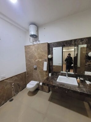 シャワー、レインフォールシャワー、バスアメニティ (無料)、タオル