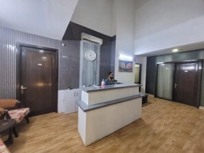 Reception - Fabhotel Delight Suites (Gurugram)