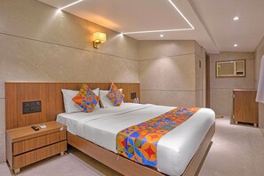 Egyptian cotton sheets, premium bedding, in-room safe, free WiFi - Via Woodlands (Mumbai)