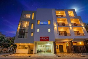 Front of property - Fabhotel Dilnoor Stay (New Delhi)