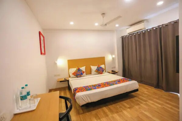 Deluxe Room | Egyptian cotton sheets, premium bedding, in-room safe, free WiFi - Fabhotel Crown Dx (New Delhi)
