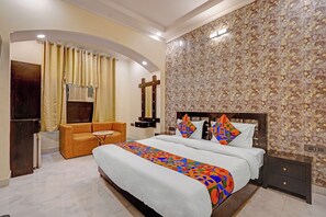 Egyptian cotton sheets, premium bedding, in-room safe, free WiFi - Fabhotel Crown Dx (New Delhi)