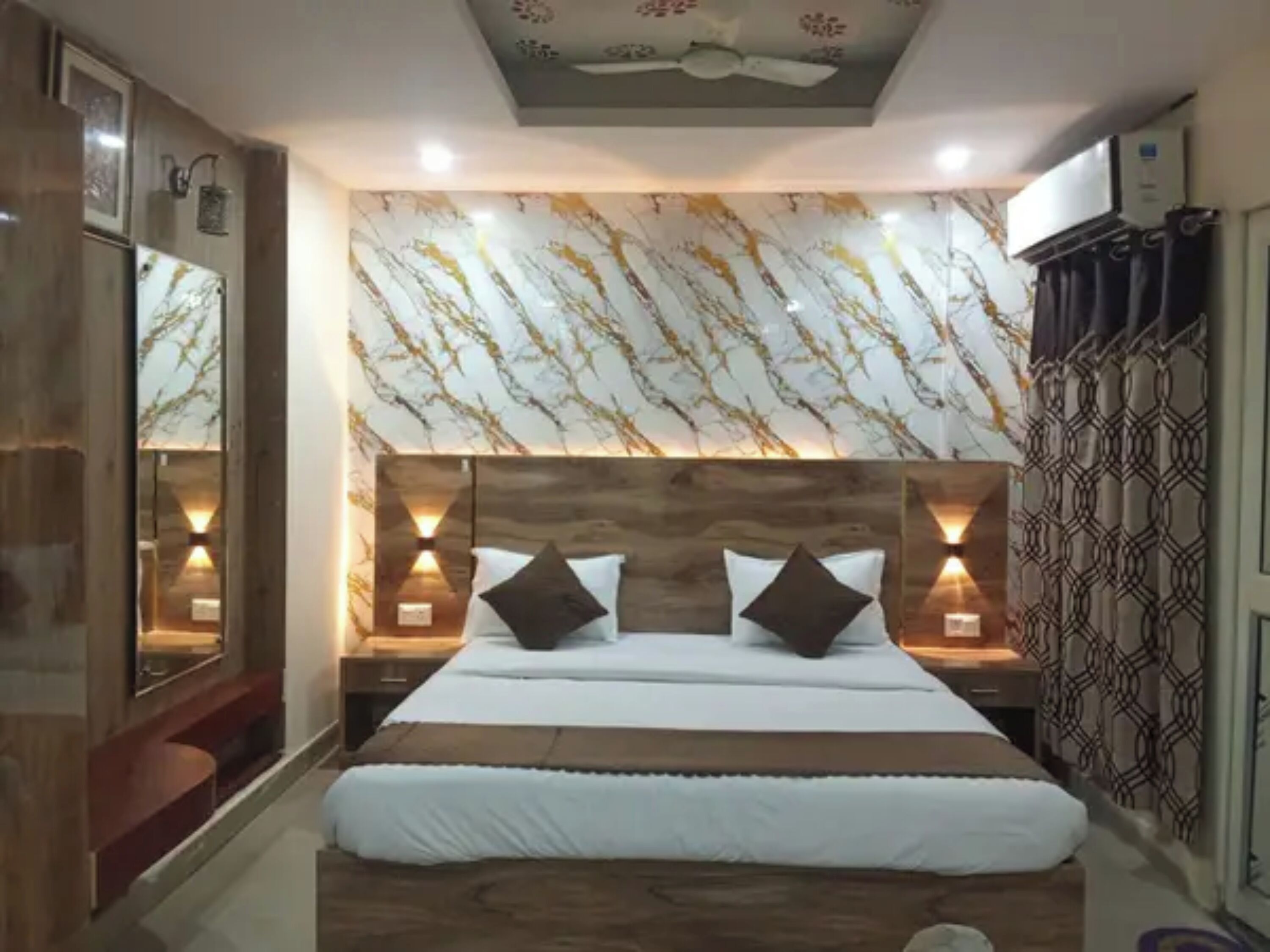 Egyptian cotton sheets, premium bedding, in-room safe, free WiFi