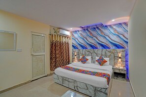 Egyptian cotton sheets, premium bedding, in-room safe, free WiFi - Fabhotel Mj International (Lucknow)
