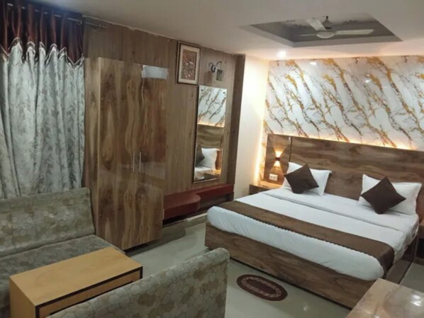Egyptian cotton sheets, premium bedding, in-room safe, free WiFi - Fabhotel Mj International (Lucknow)