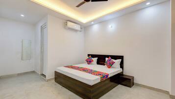 Egyptian cotton sheets, premium bedding, in-room safe, free WiFi