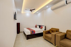 Premium Room | Egyptian cotton sheets, premium bedding, in-room safe, free WiFi - Via Rustic Roots (Kanpur)