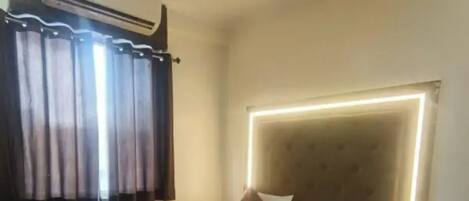 Rom – deluxe | Sengetøy i egyptisk bomull, sengetøy av topp kvalitet og safe på rommet