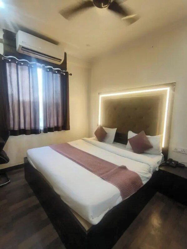 Deluxe Room | Egyptian cotton sheets, premium bedding, in-room safe, free WiFi - Fabhotel Jaya Palace (Jaipur)