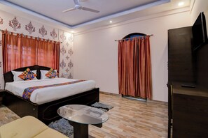 Deluxe Room | Egyptian cotton sheets, premium bedding, in-room safe, free WiFi - Fabhotel Springwood (Barasat)