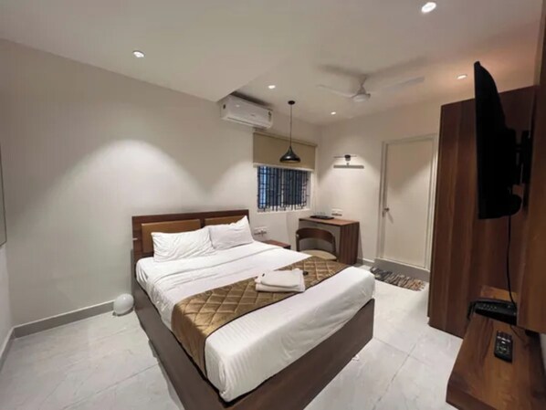 Egyptian cotton sheets, premium bedding, in-room safe, free WiFi - Fabhotel Serenity I (Bangalore)
