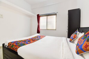 Egyptian cotton sheets, premium bedding, in-room safe, free WiFi - Via Royal Stay I (Pune)