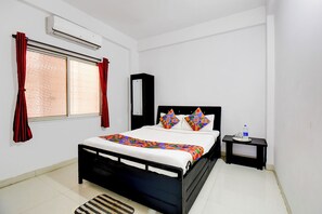 Egyptian cotton sheets, premium bedding, in-room safe, free WiFi - Via Royal Stay I (Pune)
