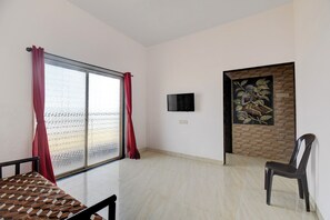 Egyptian cotton sheets, premium bedding, in-room safe, free WiFi - Via Royal Stay I (Pune)