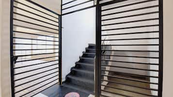 Shower, rainfall showerhead, free toiletries, towels