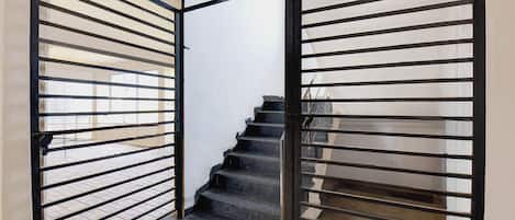 Shower, rainfall showerhead, free toiletries, towels