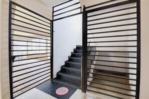 Een douche, een regendouche, gratis toiletartikelen, handdoeken