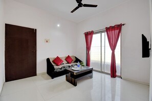 Egyptian cotton sheets, premium bedding, in-room safe, free WiFi - Via Royal Stay I (Pune)