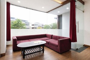 Lobby sitting area - Fabhotel Aishwarya (Kota)