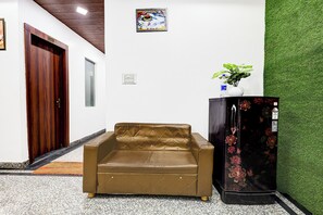 Lobby sitting area - Fabhotel Neelkanth (Kanpur)