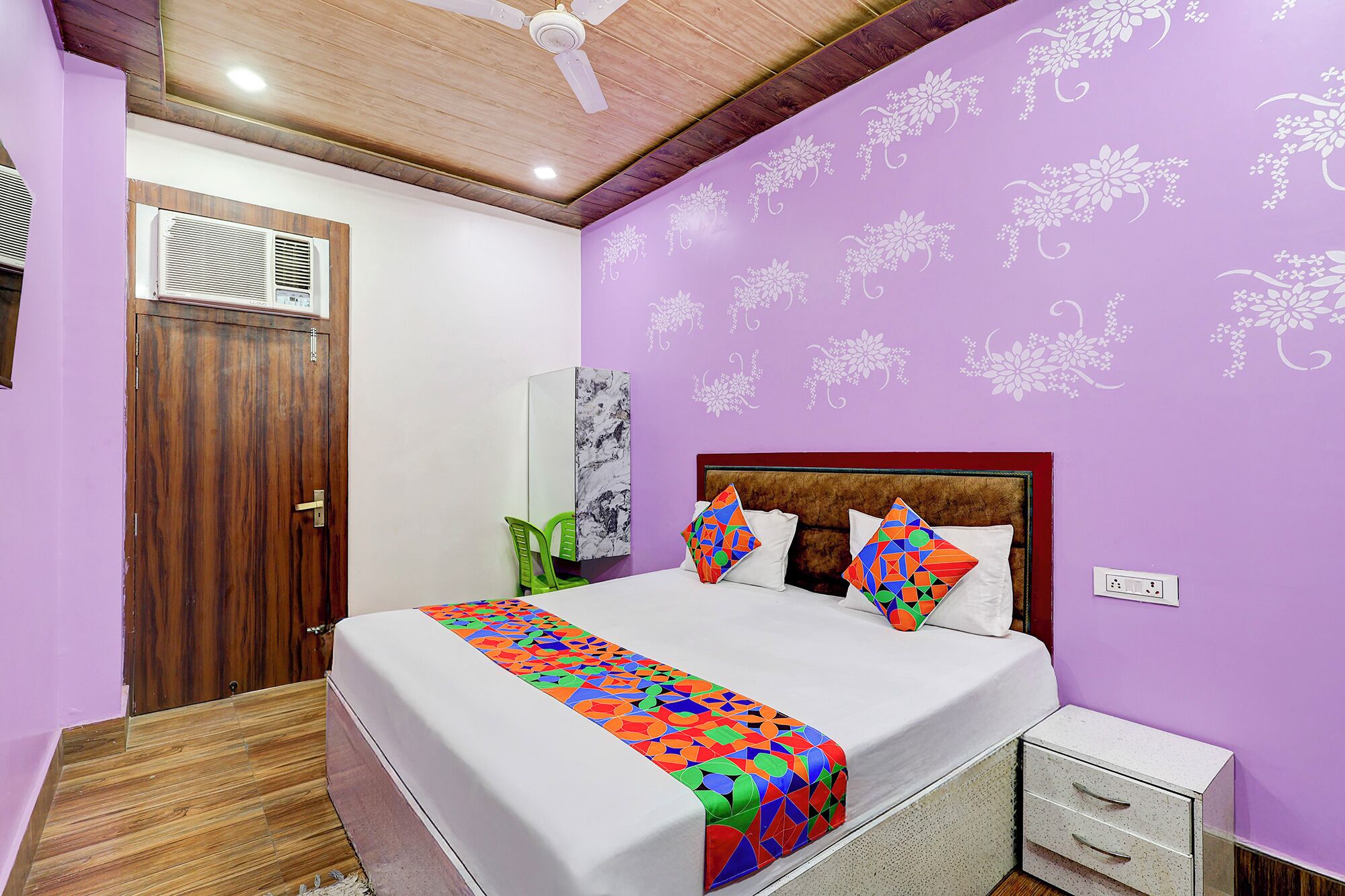 Egyptian cotton sheets, premium bedding, in-room safe, free WiFi