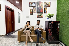 Lobby sitting area - Fabhotel Neelkanth (Kanpur)