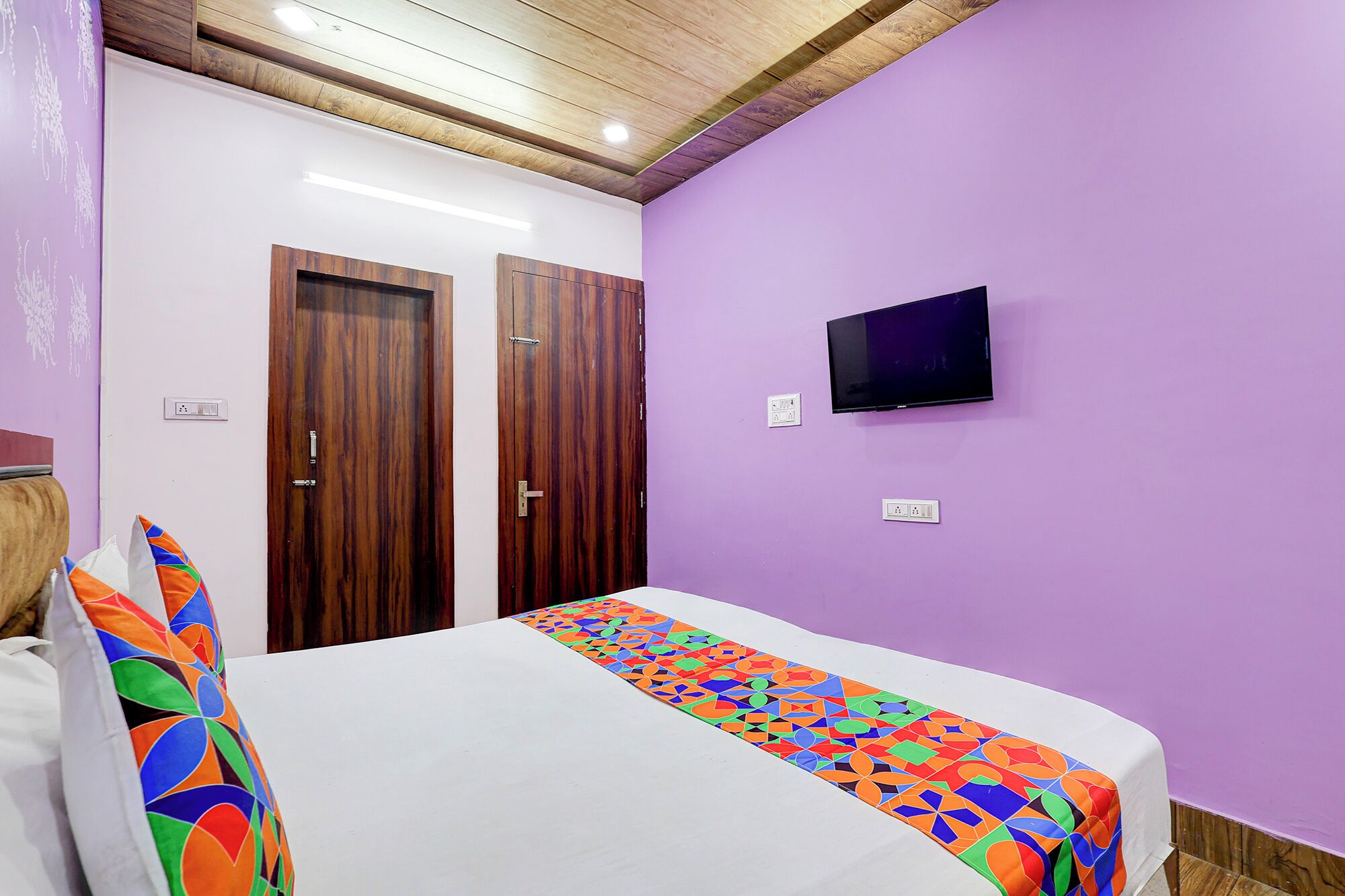 Egyptian cotton sheets, premium bedding, in-room safe, free WiFi