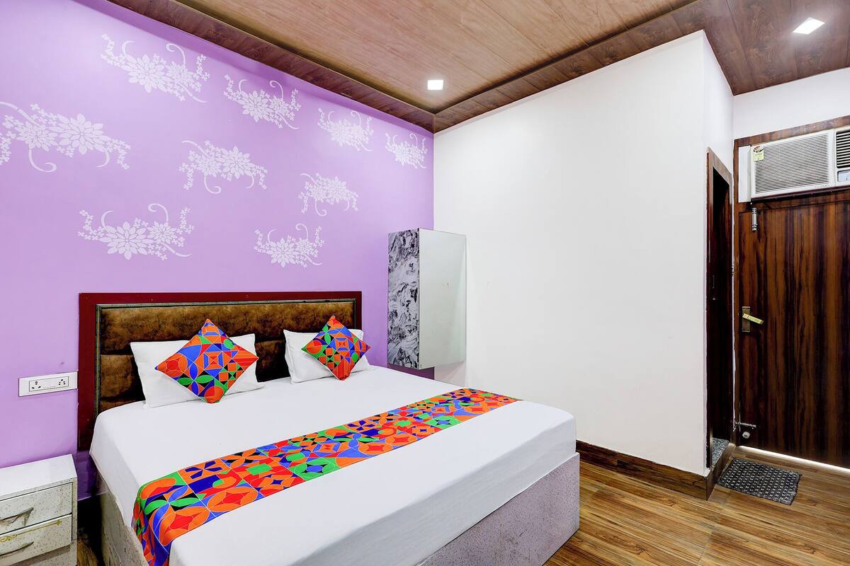 Deluxe Room | Egyptian cotton sheets, premium bedding, in-room safe, WiFi (free)