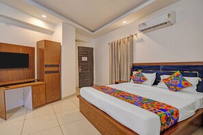 Egyptian cotton sheets, premium bedding, in-room safe, free WiFi - Fabhotel Satya (Noida)