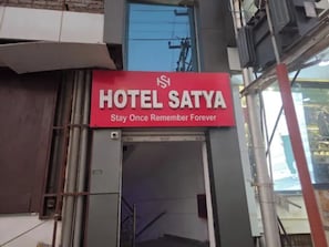 Exterior - Fabhotel Satya (Noida)
