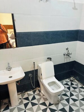 Shower, rainfall showerhead, free toiletries, towels - Fabhotel Satya (Noida)
