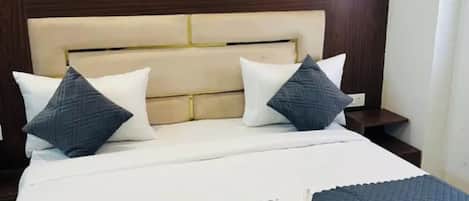 Egyptian cotton sheets, premium bedding, in-room safe, free WiFi