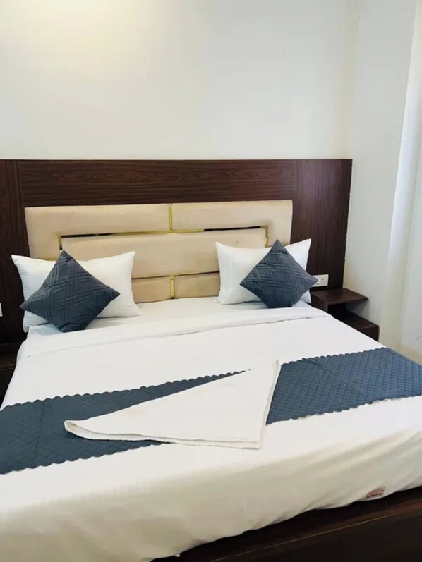 Egyptian cotton sheets, premium bedding, in-room safe, free WiFi - Fabhotel Satya (Noida)