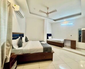 Egyptian cotton sheets, premium bedding, in-room safe, free WiFi - Fabhotel Satya (Noida)
