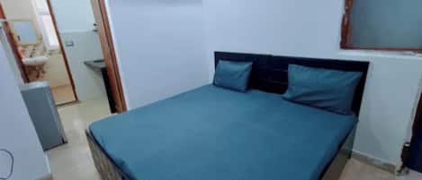 Egyptian cotton sheets, premium bedding, in-room safe, free WiFi