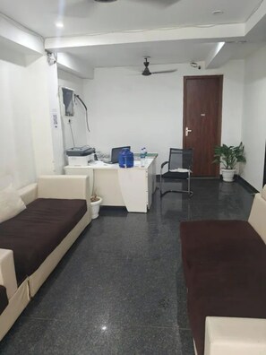 Lobby sitting area - Fabhotel Ditvi Residency (Gurugram)