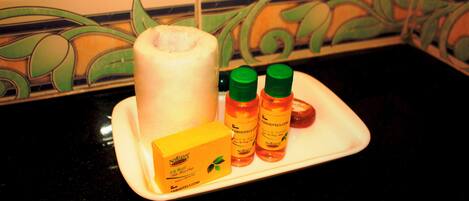 Camera Deluxe | Bagno | Doccia, soffione a pioggia, set di cortesia gratuito, asciugamani