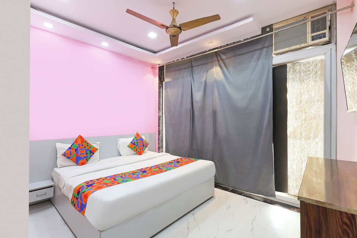 ملاءات من القطن المصري وأغطية فراش متميزة وخزنة داخل الغرفة