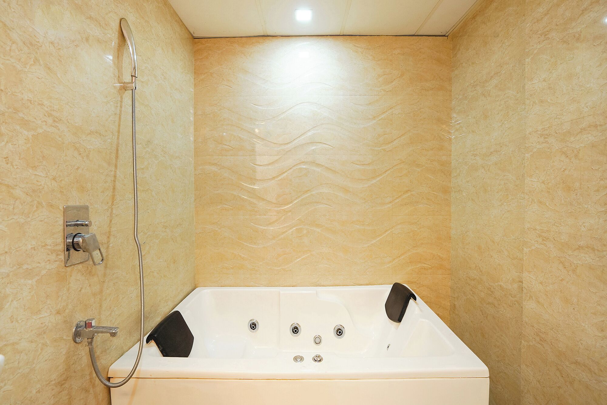 Shower, rainfall showerhead, free toiletries, towels